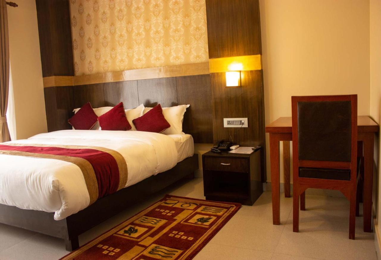 Hotel Silverline Похара Екстериор снимка